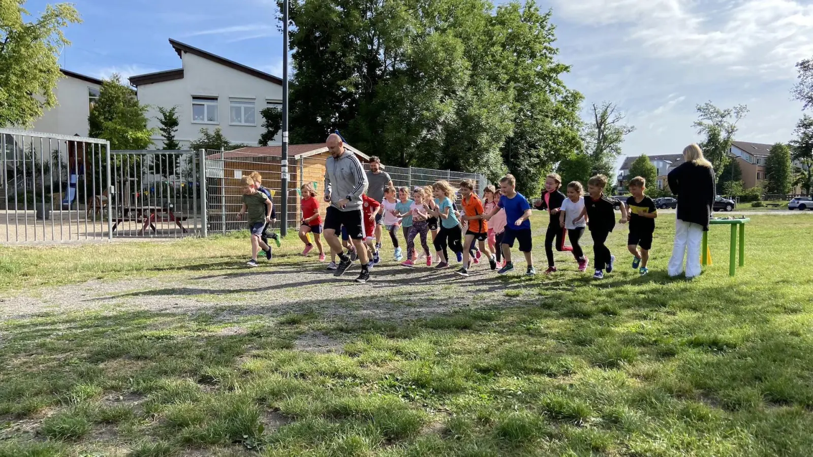 Sportlehrer Alexander Schunke startet mit den Kindern der Klasse 1b zum Sponsorenlauf. (Foto: taucha-kompakt.de)