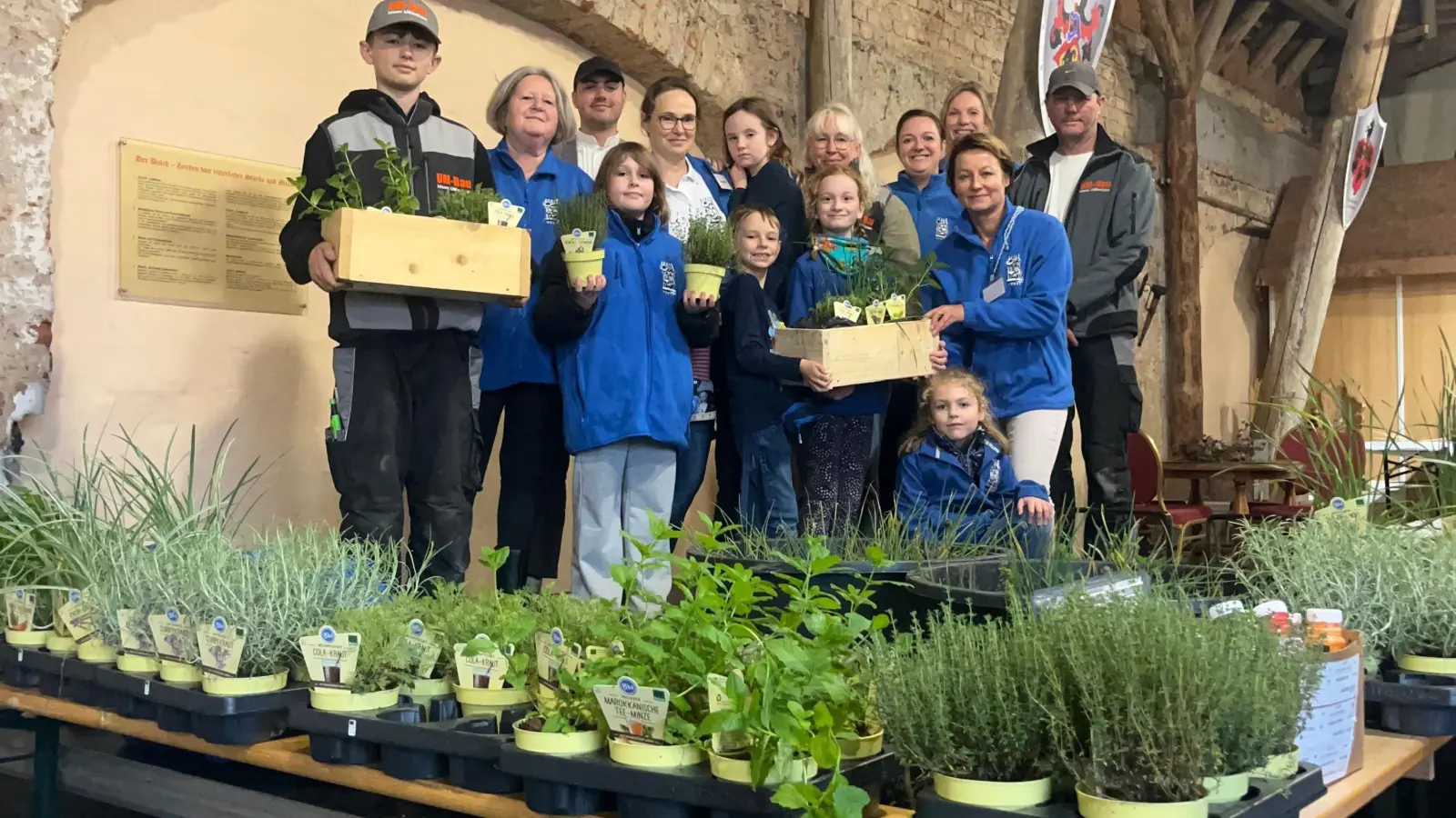 Einige der Teilnehmer der Bastelaktion des Heimatvereins. (Foto: Heimatverein Taucha)