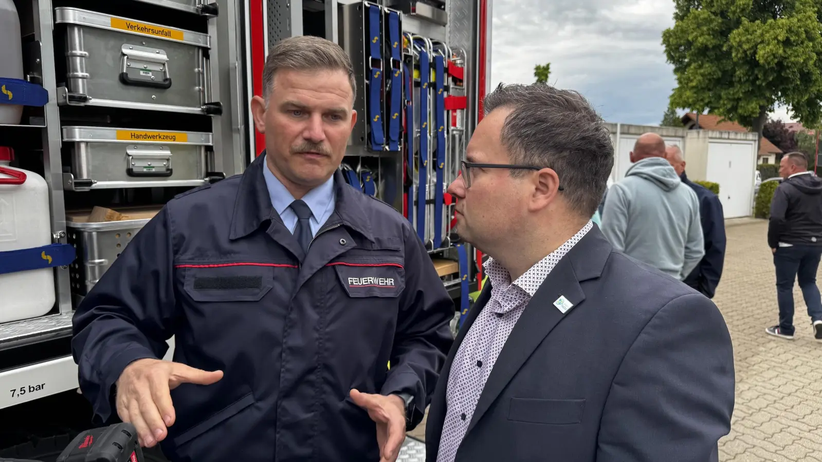 Bürgermeister Tobias Meier im Gespräch mit Enrico Jungmann. (Foto: Daniel Große)