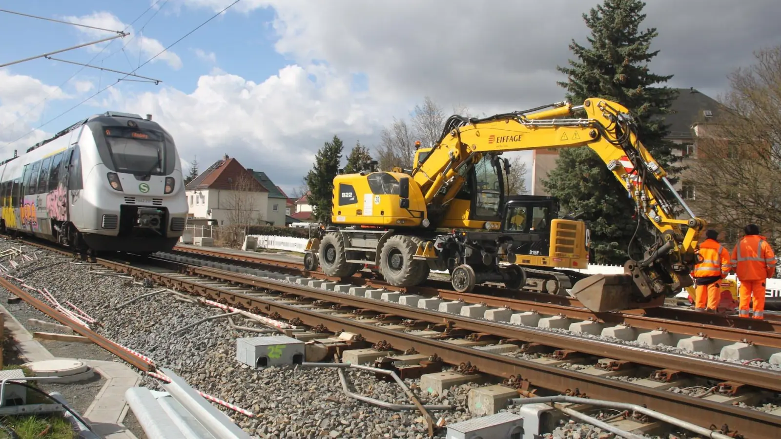 Zumindest der Gleisbagger fährt schon: Das Gleis 2 am Bahnhof Taucha ist gelegt. (Foto: taucha-kompakt.de)