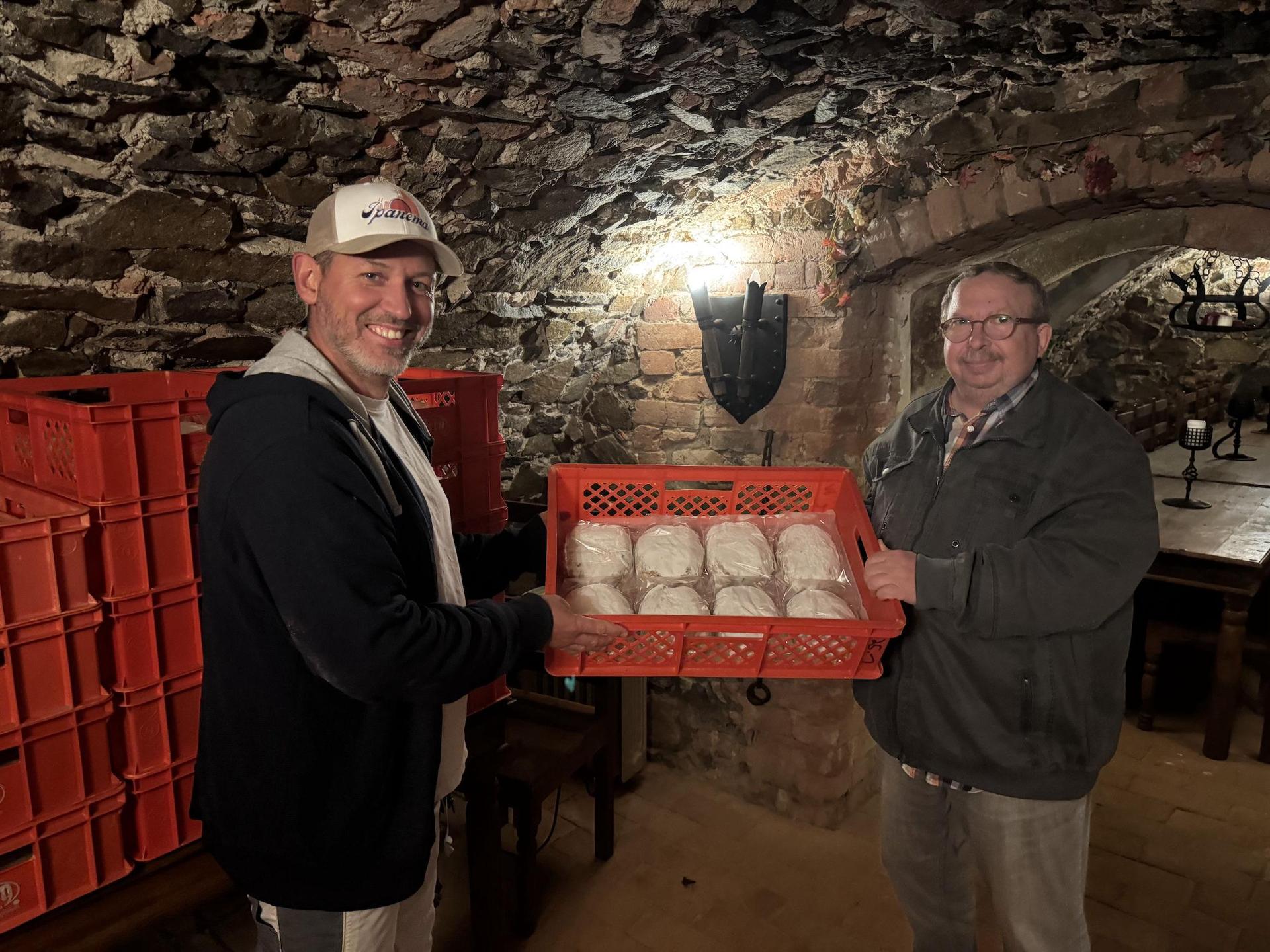 Konditor Sebastian Kraus und Schlossvereins-Chef Hans-Jörg Moldenhauer zeigen die besonderen Stollen im Weinkeller. (Foto: Daniel Große)