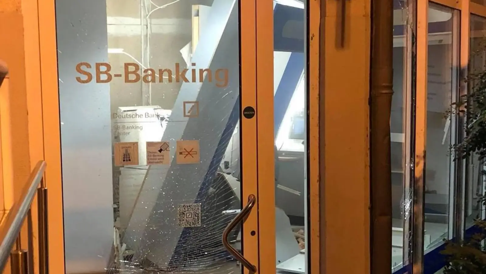 Unbekannte sprengen Geldautomat der Deutschen Bank in Taucha (Foto: taucha-kompakt.de)