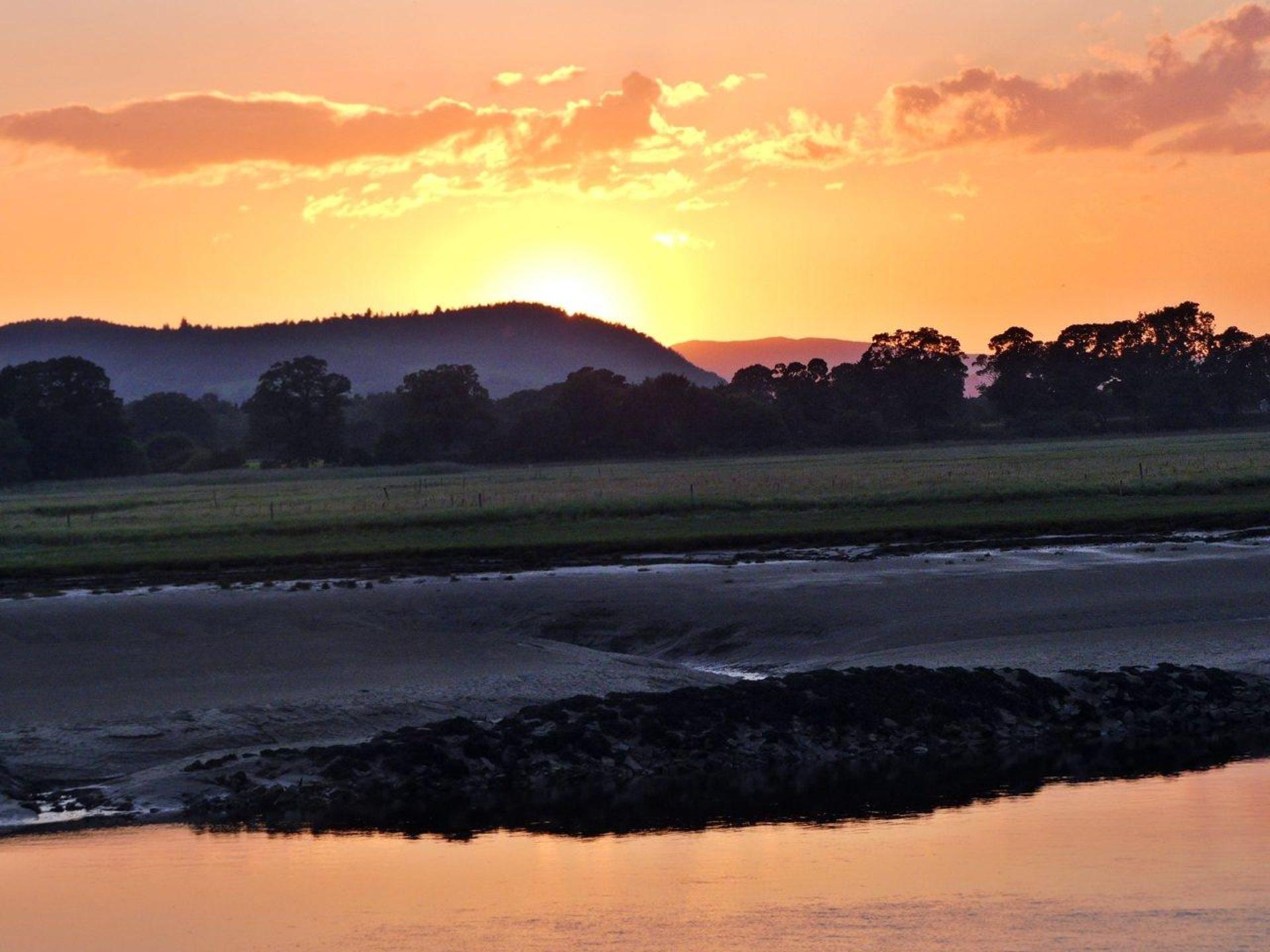 Sonnenuntergang hinter dem Caerlaverock am Fluss Nith (Foto: taucha-kompakt.de)