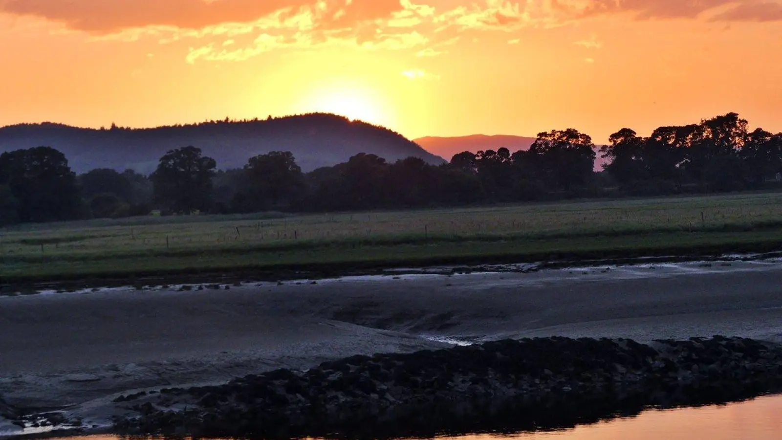 Sonnenuntergang hinter dem Caerlaverock am Fluss Nith (Foto: taucha-kompakt.de)