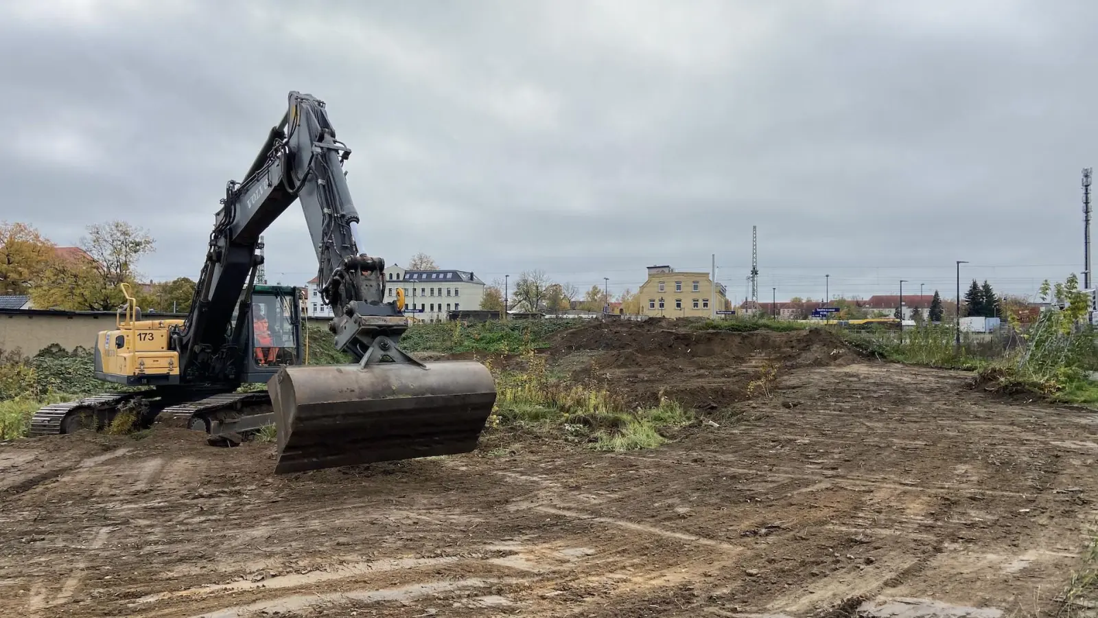 17. November 2022: Ein Bagger bereitet den Bau des Parkplatzes vor. (Foto: taucha-kompakt.de)