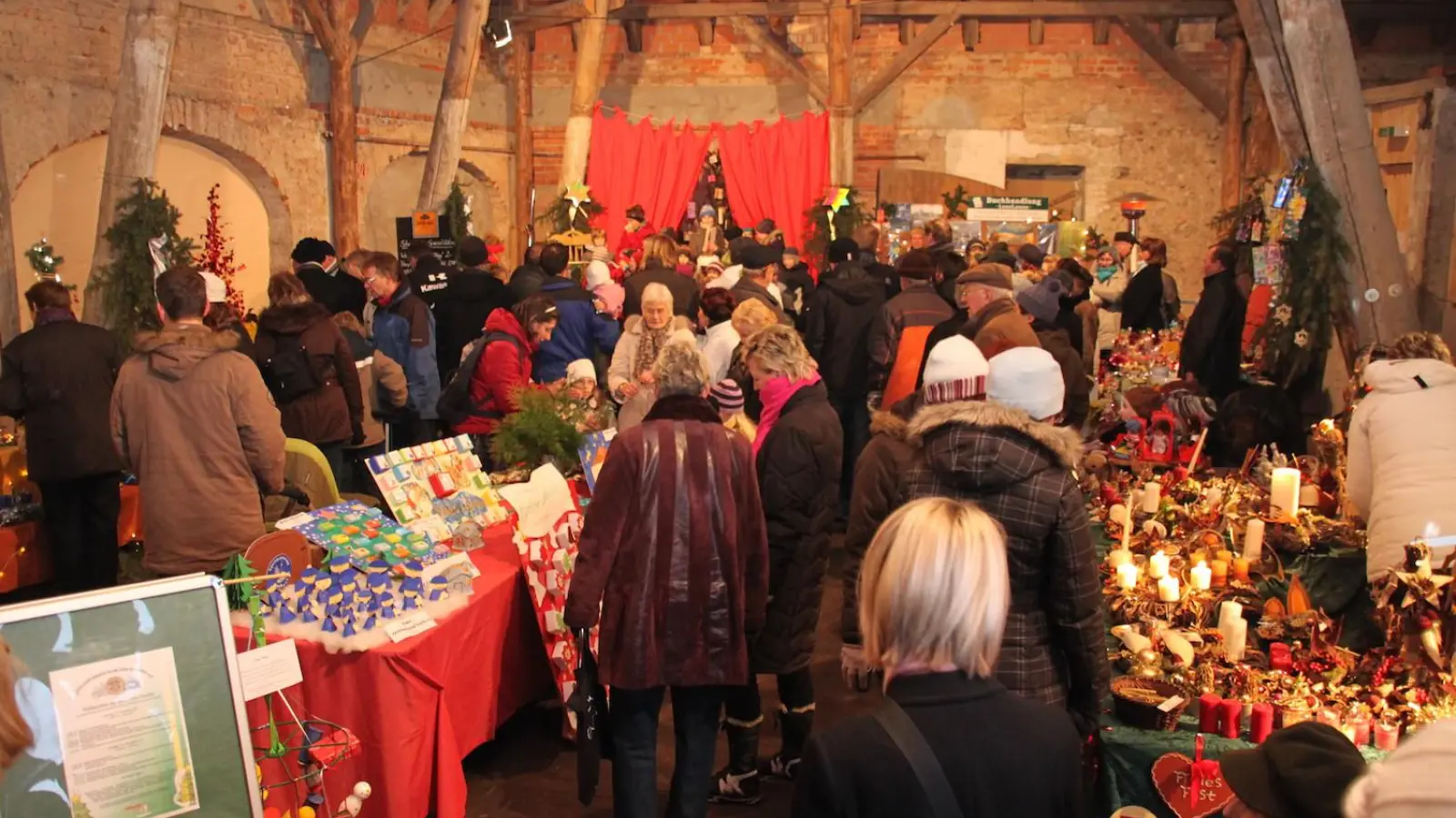Weihnachtsmarkt in der Kulturscheune auf dem Schloss Taucha (Foto: taucha-kompakt.de)