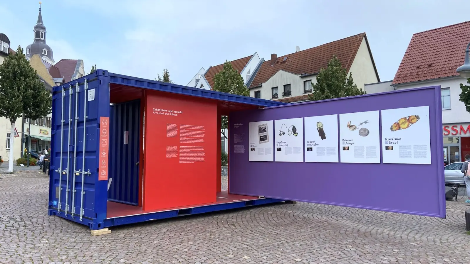 Gestohlene Erinnerung: Wanderausstellung zeigt Besitztümer von KZ-Inhaftierten (Foto: taucha-kompakt.de)