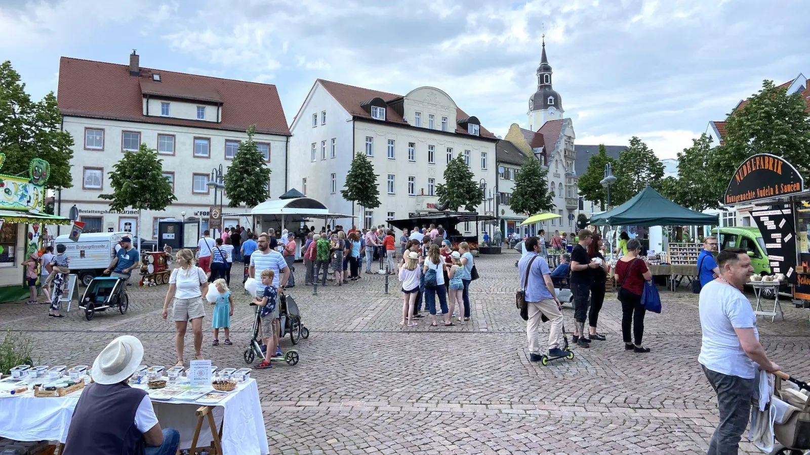 Musik, Schmaus und Impfungen beim heutigen Sommermarkt (Foto: taucha-kompakt.de)