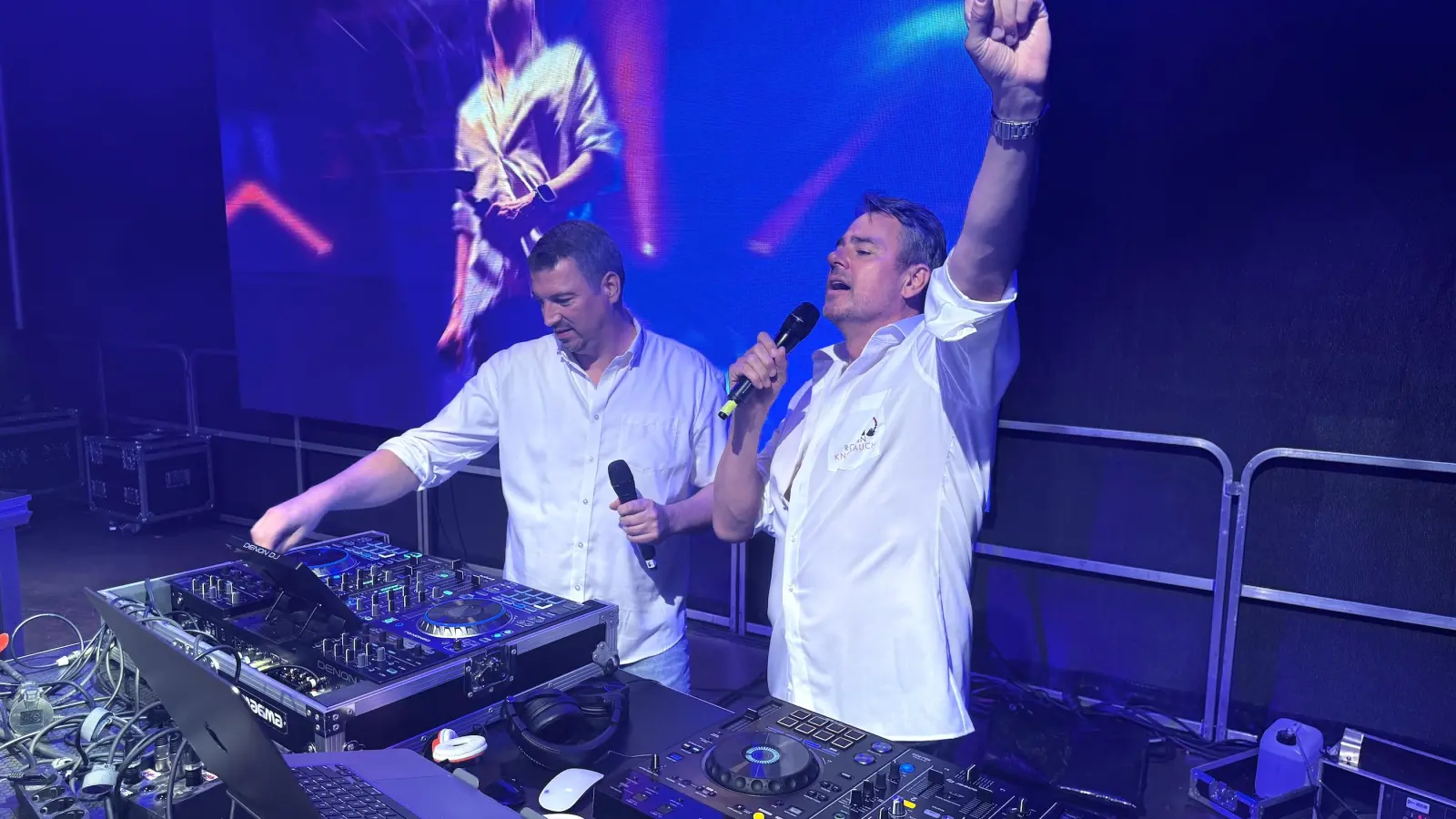 Roman Knoblauch in seinem Element - hier mit DJ N8Wolf alias Thomas Wolf (Foto: Daniel Große)