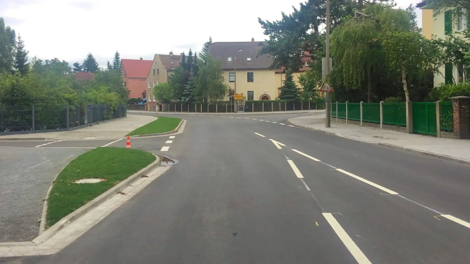 Auf der Sommerfelder Straße aus Richtung Kreuzung fehlt der Hinweis, dass die Hauptstraße Richtung Panitzsch abbiegt. Auch an an der Einmündung zum und aus dem Auenweg fehlen Schilder. (Foto: taucha-kompakt.de)