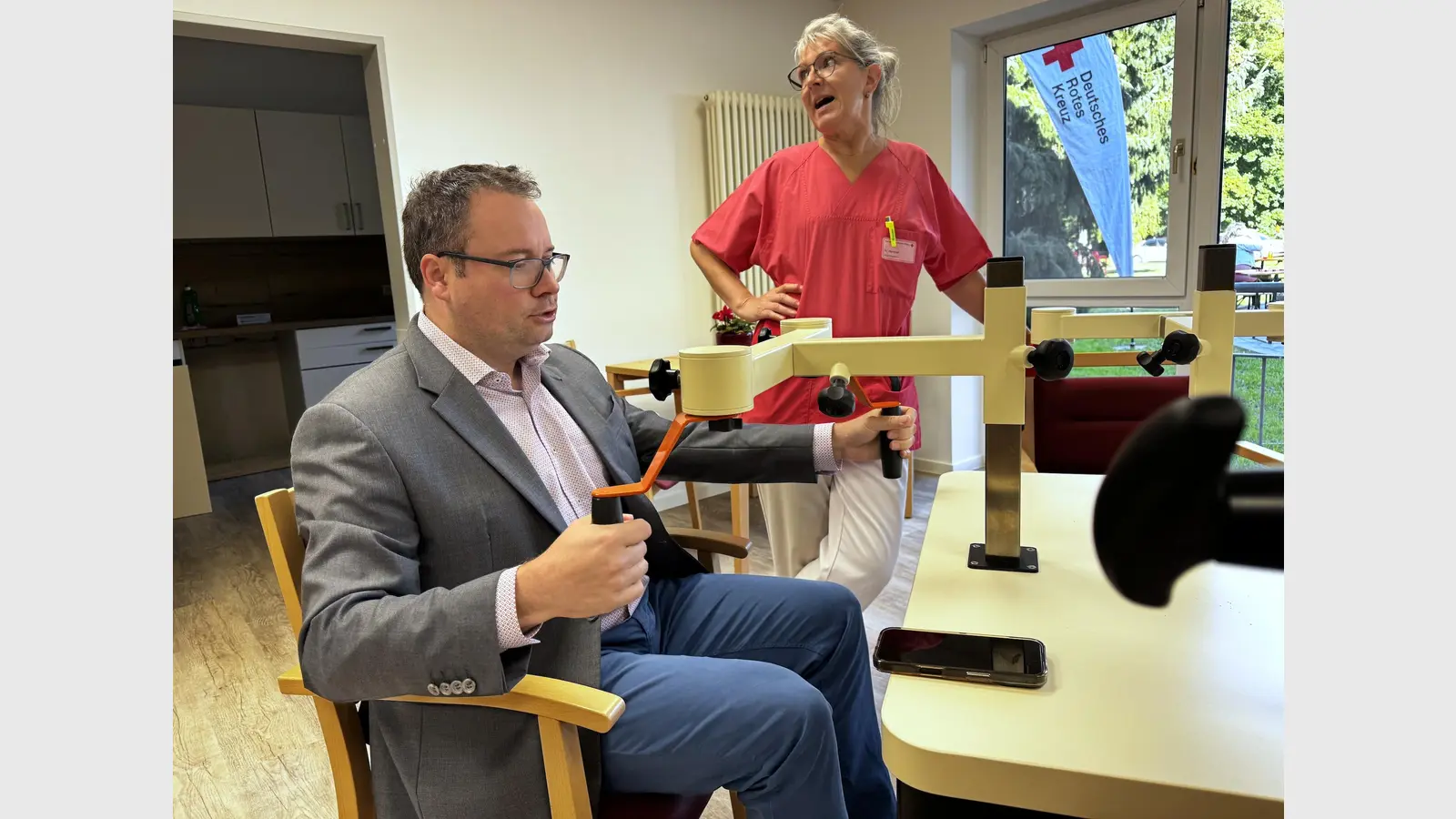 Bürgermeister Tobias Meier testete im Beisein von Ergotherapeutin Cornelia Hummel seine Motorik. Ergebnis: Eine Aufnahme ins Altenheim ist noch nicht angeraten. (Foto: Daniel Große [danielgrosse] (info@taucha-kompakt.de, dg24))