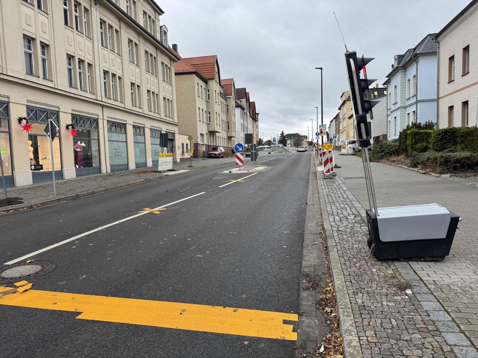 In diesem Bereich der Portitzer Straße werden Abwasserschächte saniert. (Foto: Daniel Große)