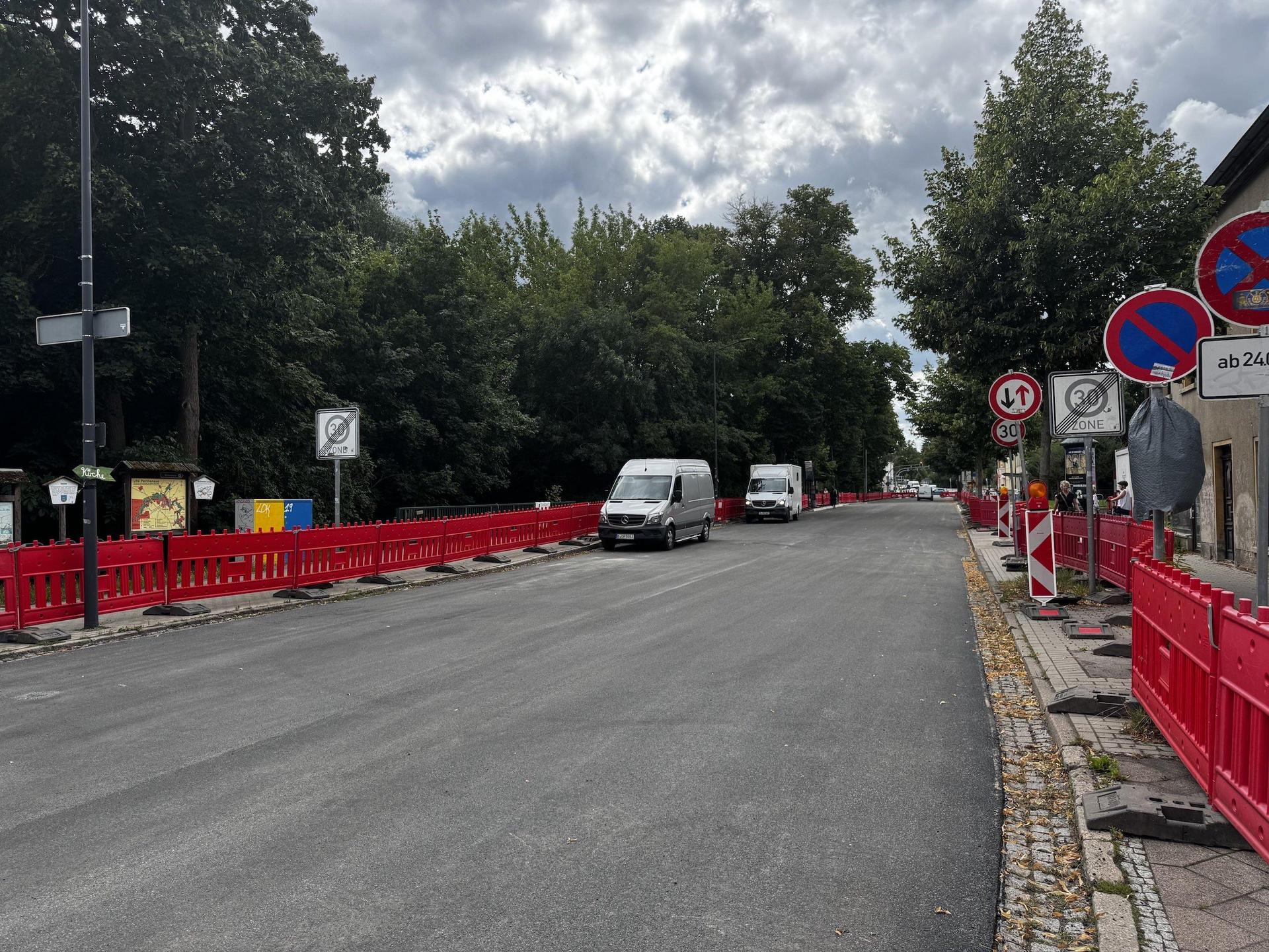 Erste Verkehrsteilnehmer nutzten die zur Seite geschobenen Absperrungen bereits heute, um die Leipziger Straße wieder zu befahren.  (Foto: Daniel Große)