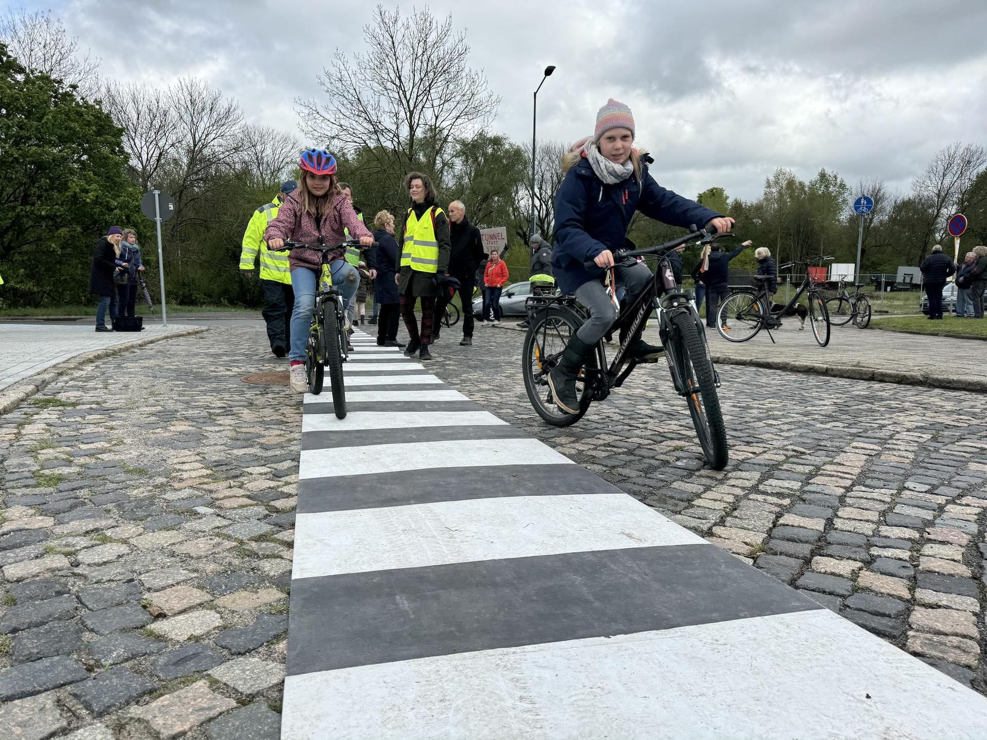 Der Popup-Zebrastreifen durfte nicht auf die Bundesstraße. Aber auf dem Fußweg wurde er symbolisch ausgelegt. (Foto: Daniel Große)