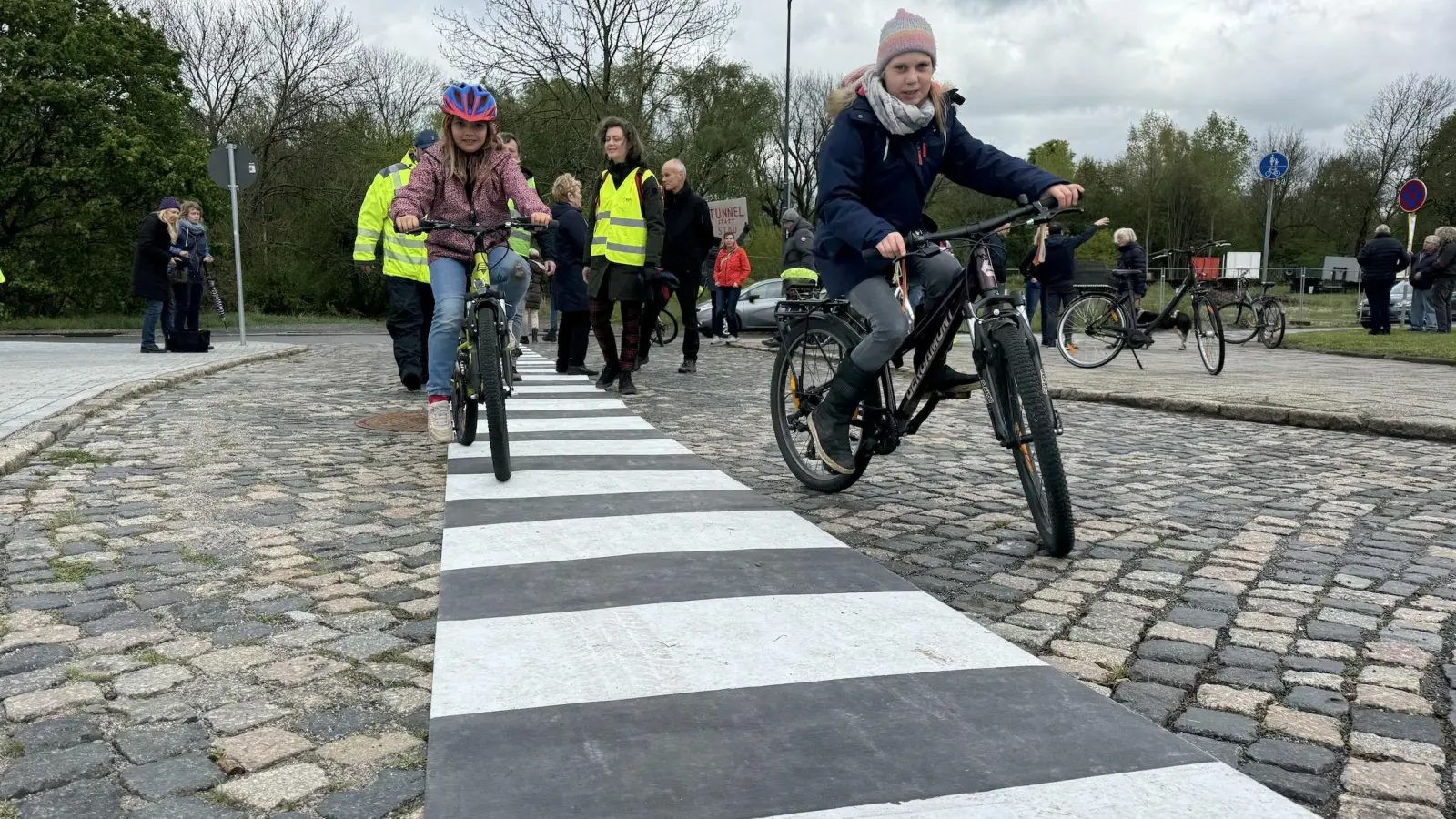 Bei einer Aktion des ADFC wurde ein Popup-Zebrastreifen an der Graßdorfer Straße ausgelegt. Auch hier befindet sich ein Schulweg, der über die B87 führt. (Foto: Daniel Große)