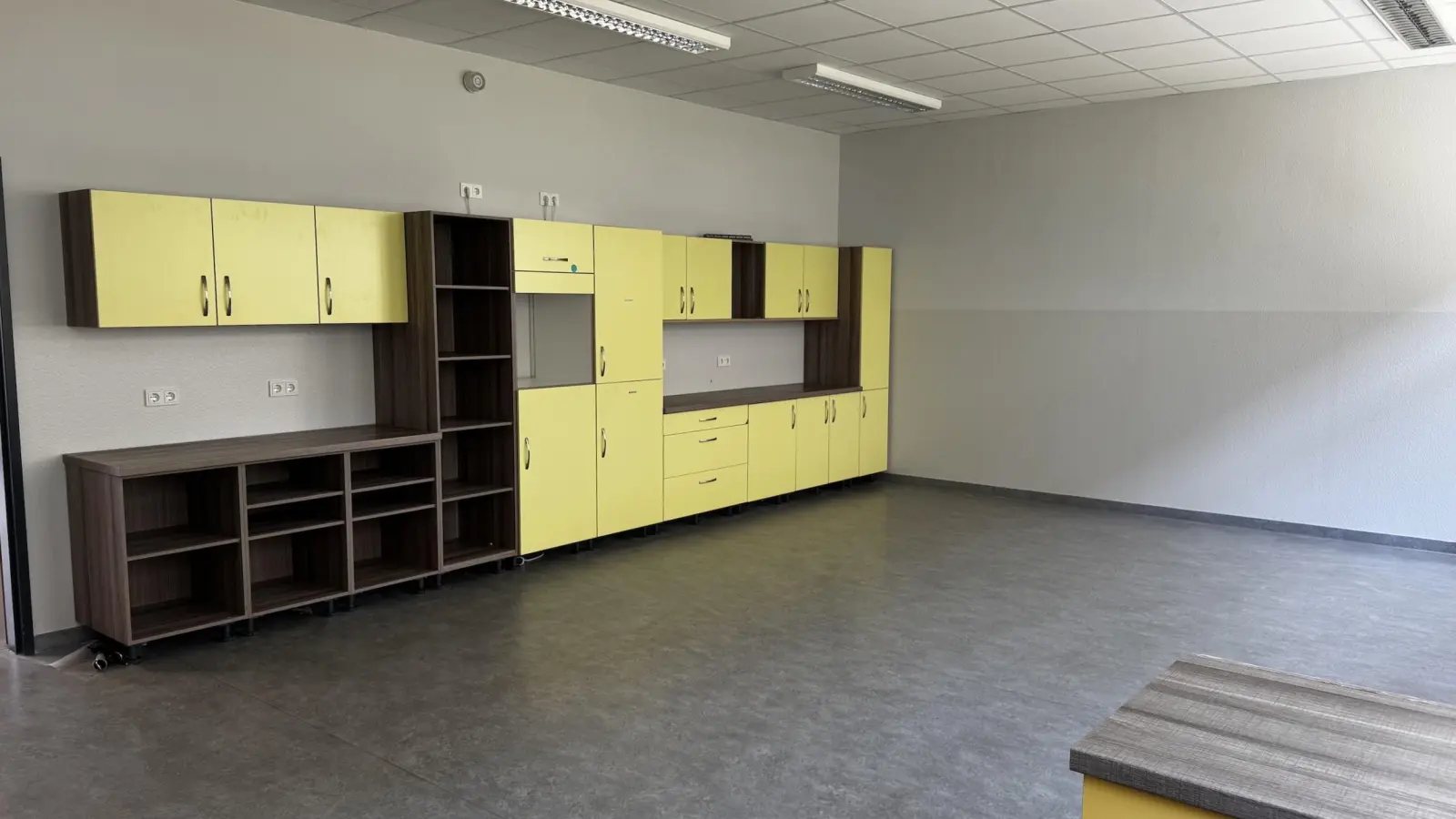 Viel Platz ist in der Hortküche jetzt, die noch eingeräumt werden muss.  (Foto: Daniel Große)