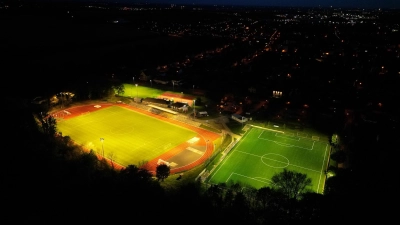 Alle vier Spielfelder des Kriekauer Sportplatzes verfügen nun über Flutlicht (Foto: WOTa)