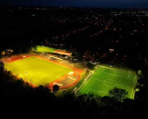 Alle vier Spielfelder des Kriekauer Sportplatzes verfügen nun über Flutlicht (Foto: WOTa)