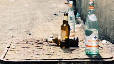 Foto: <a href="https://artist.scop.io/image/four-bottles-on-the-ground"> Scopio</a> (Foto: taucha-kompakt.de)