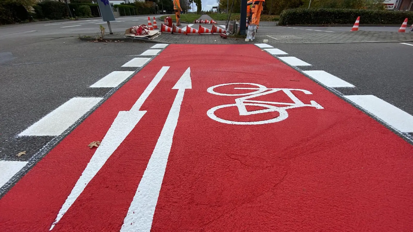 Taucha markiert Radweg-Kreuzungen rot (Foto: taucha-kompakt.de)
