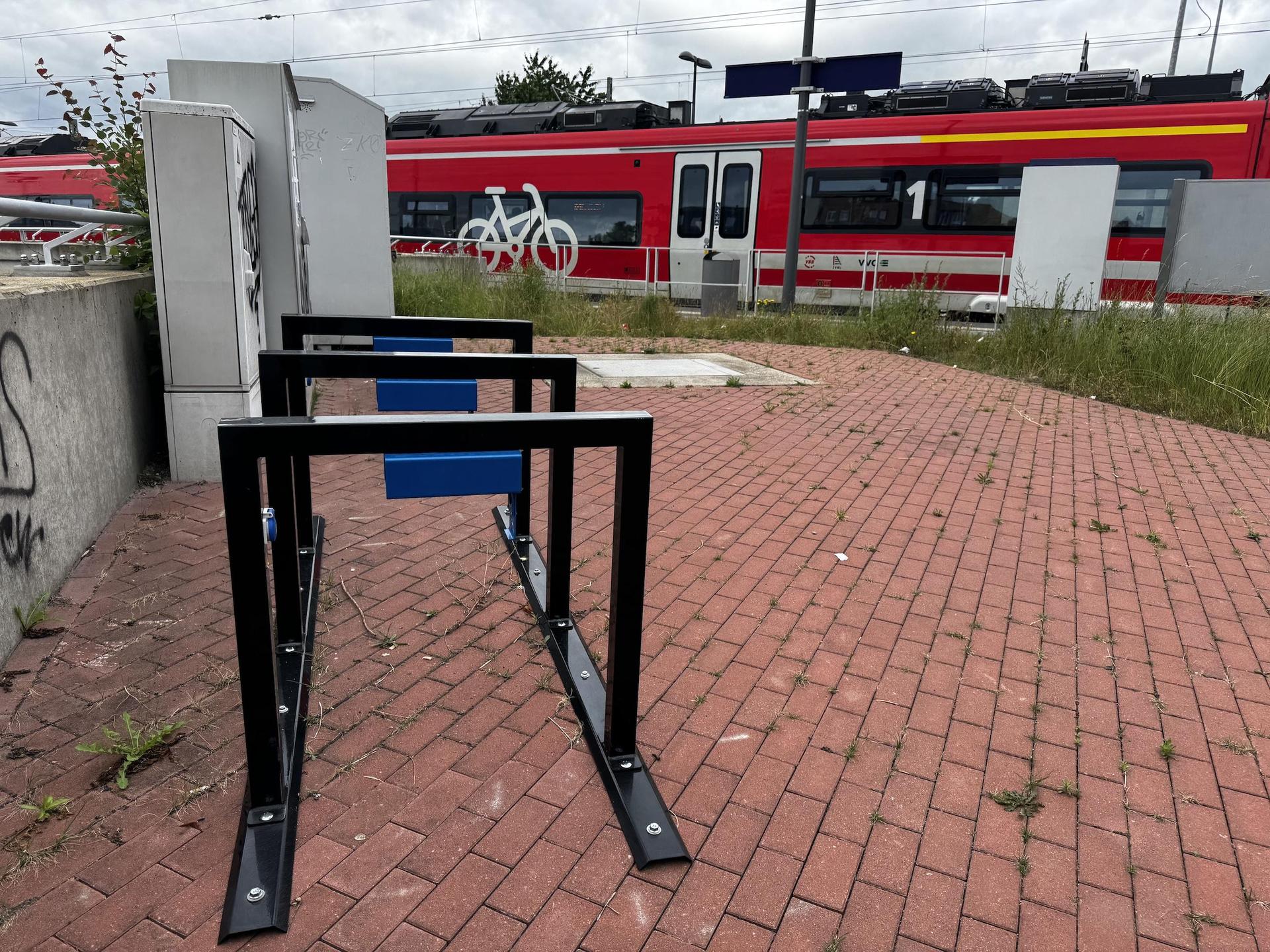 Am Tauchaer Bahnhof stehen drei der neuen Ladebügel. (Foto: Daniel Große)