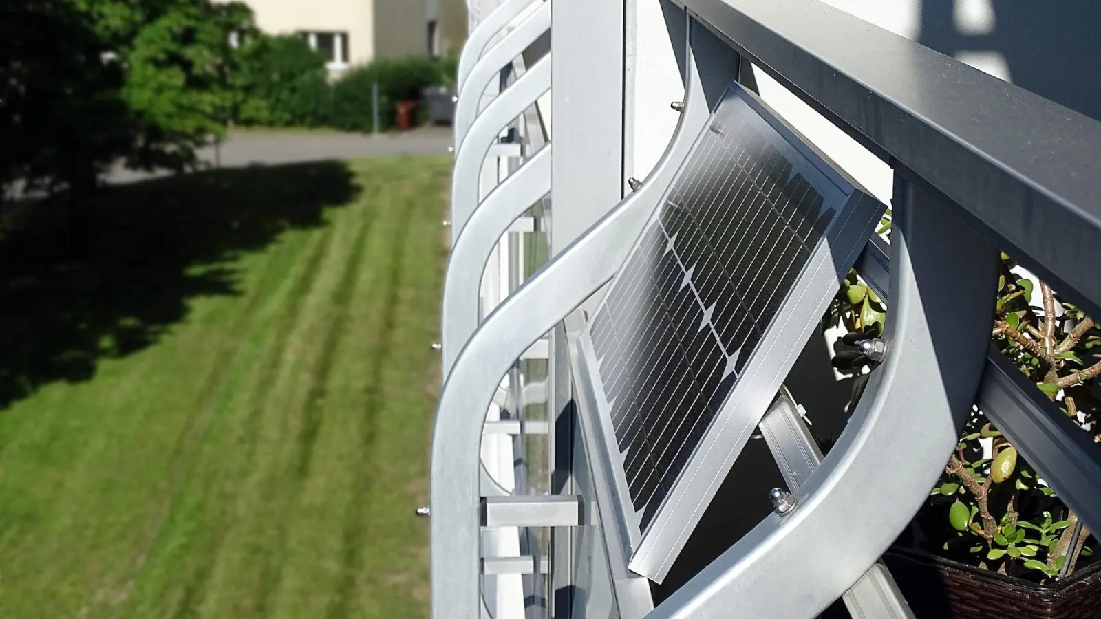 Eine Mini-Solaranlage am Balkon kann helfen, die Stromkosten zu senken. (Foto: taucha-kompakt.de)