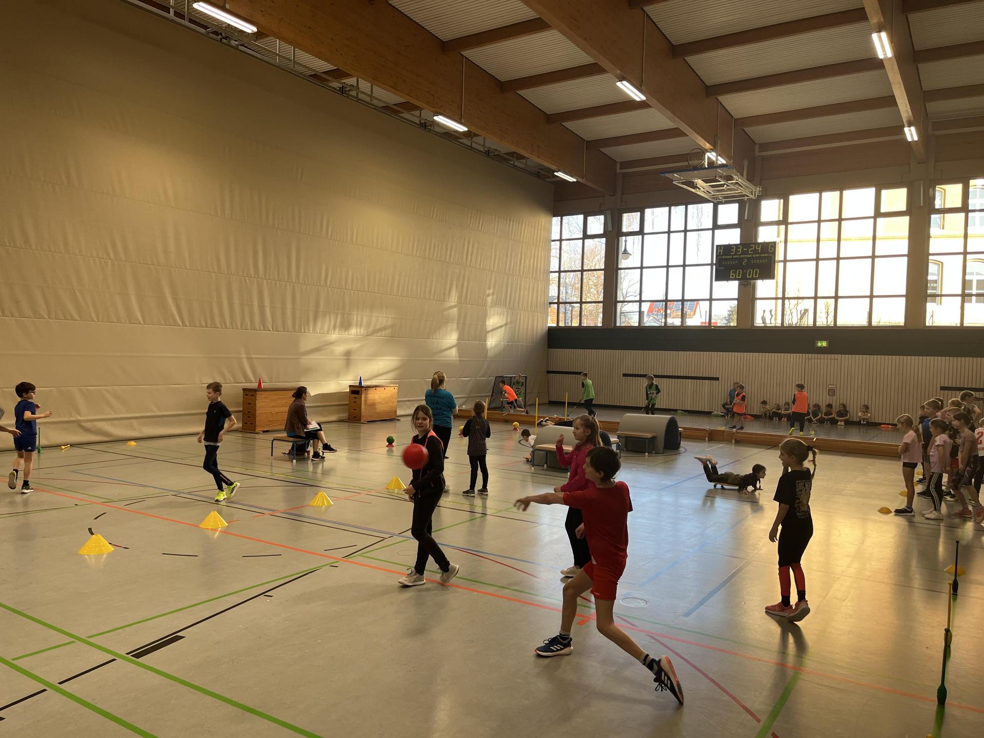 Verschiedene Stationen galt es beim Schulsporttag zu absolvieren. (Foto: Alexander Schunke)