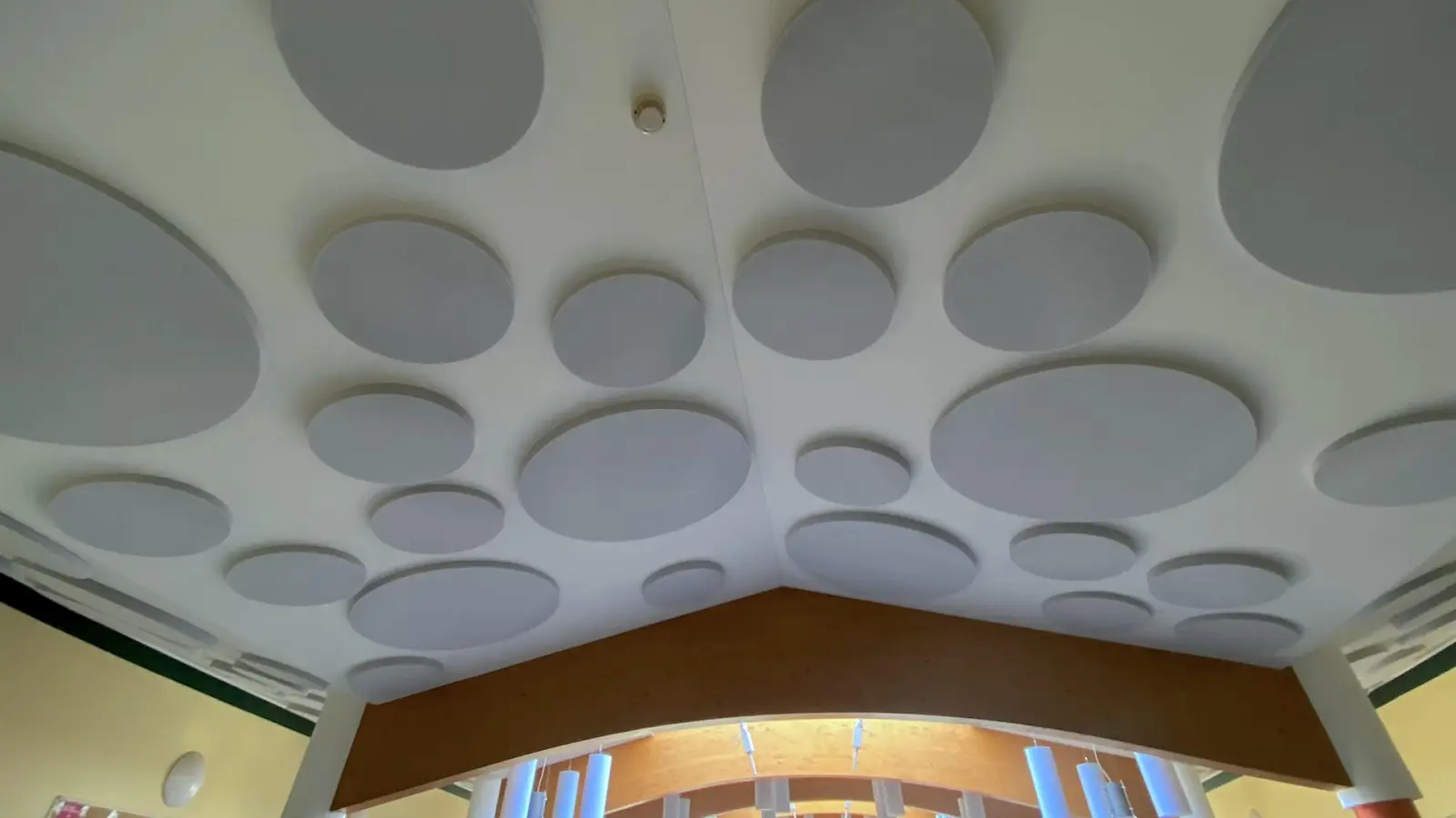 Schallabsorbierende Kreise und Zylinder sorgen in der Grundschule am Park nun für bessere Atmosphäre. (Foto: taucha-kompakt.de)