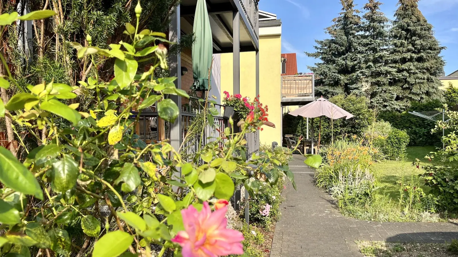 Viel Grün für Erholung im Freien gibt es hier. (Foto: Anzeige)