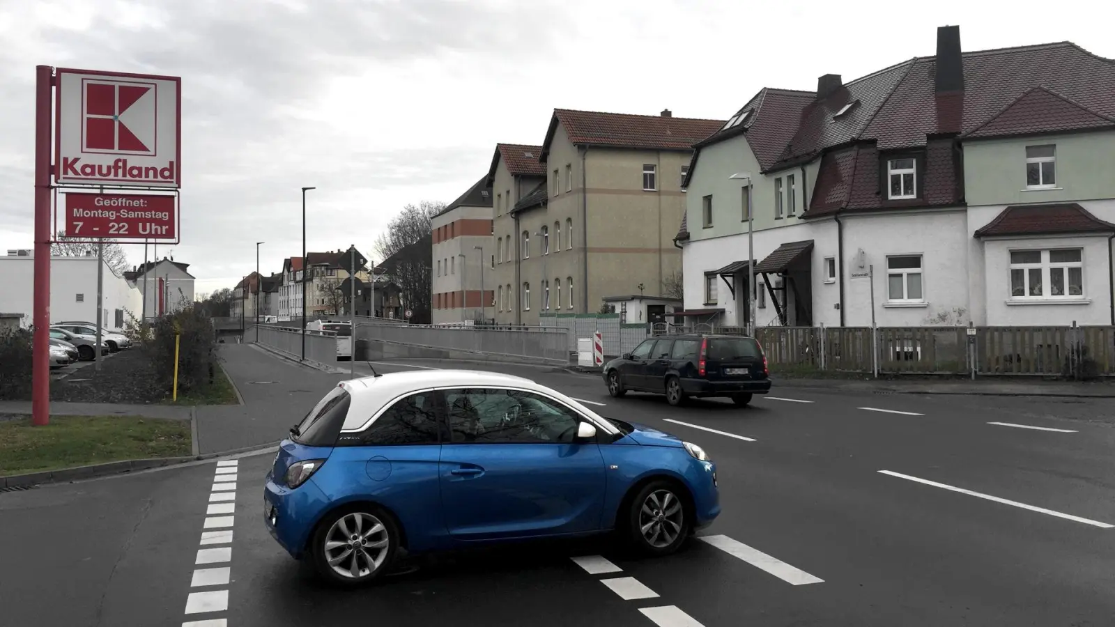 Kreuzung Kaufland/Portitzer Straße: der Spiegel kommt (Foto: taucha-kompakt.de)