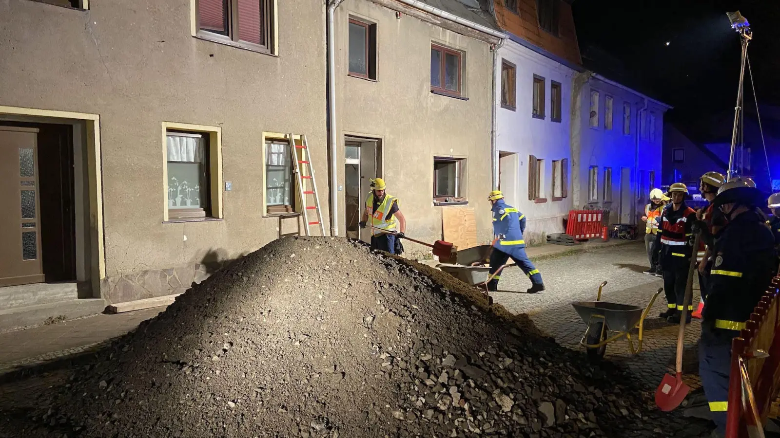 Haus einsturzgefährdet: Dewitzer Straße teilweise gesperrt / THW hat übernommen (Foto: taucha-kompakt.de)