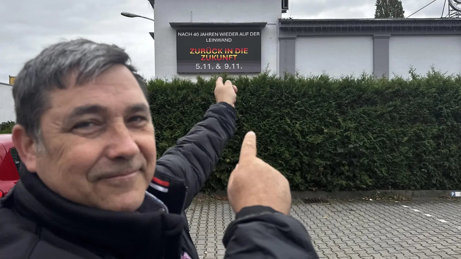 Tauchas Kinobetreiber zeigt auf die neue Videowand an den CT Lichtspielen, auf der „Zurück in die Zukunft” bereits angekündigt wird. (Foto: Daniel Große)