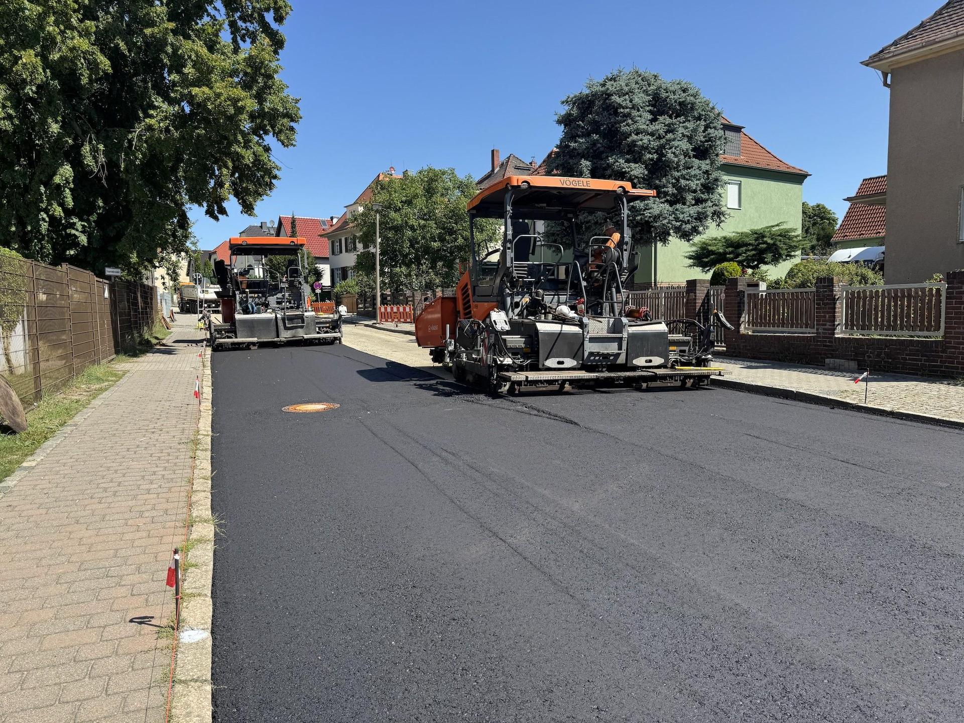 Auf der Geschwister-Scholl-Straße laufen die Asphaltarbeiten. (Foto: Daniel Große)