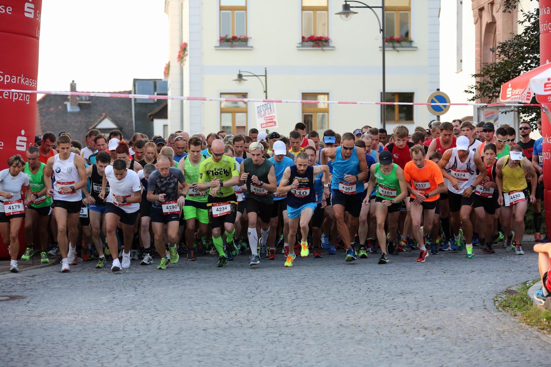 Der Tauchscher-Sparkassen-Stadtlauf zieht jedes Jahr viele hundert Teilnehmer nach Taucha. (Archivbild: Daniel Große)