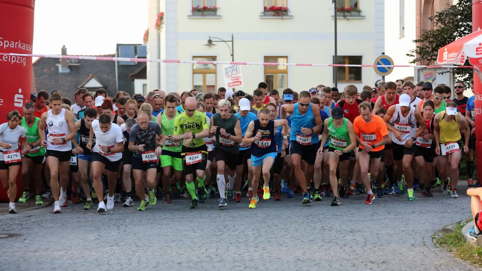 Der Tauchscher-Sparkassen-Stadtlauf zieht jedes Jahr viele hundert Teilnehmer nach Taucha. (Archivbild: Daniel Große)