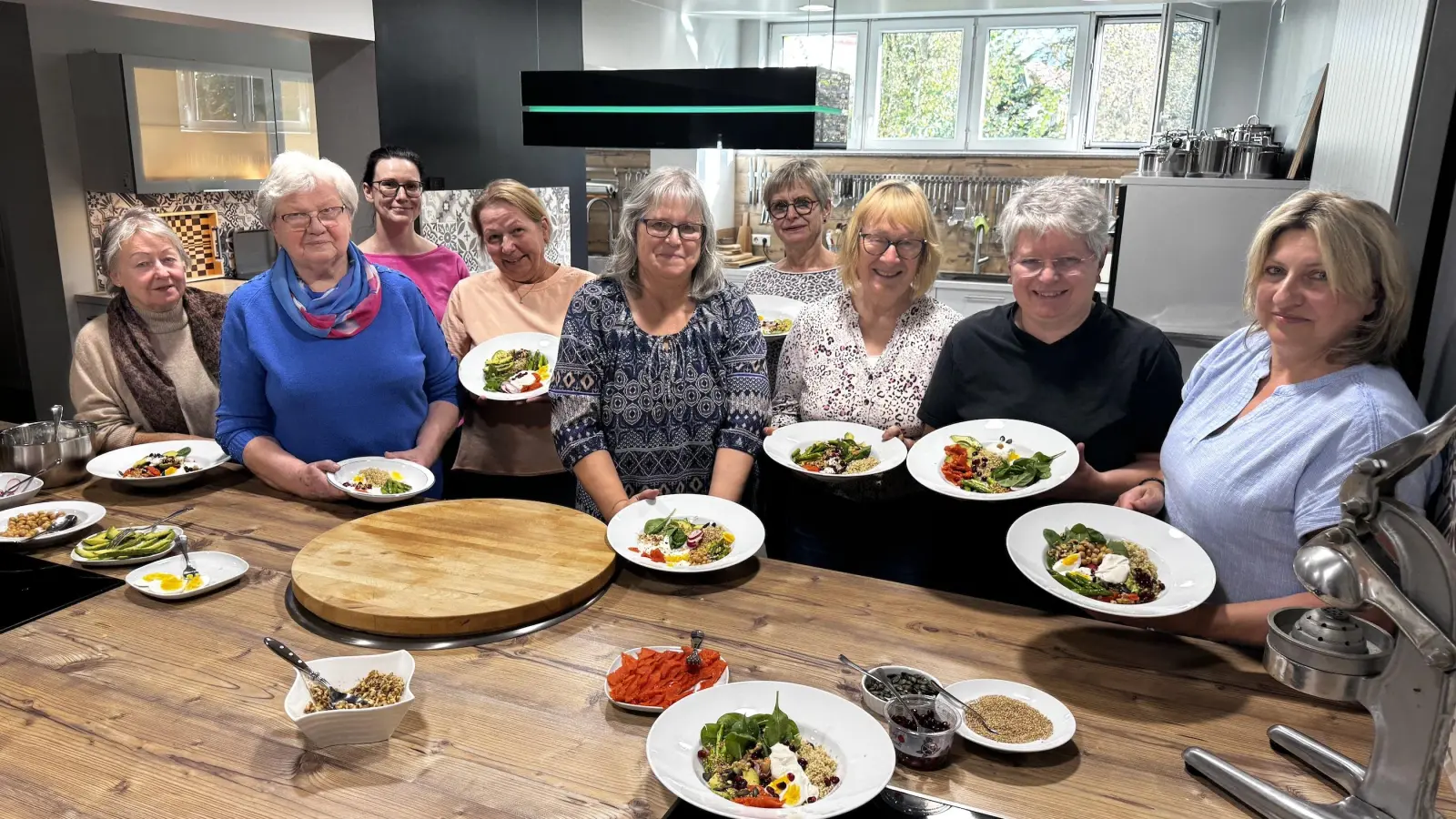 Die Selbsthilfegruppe ACHATaucha kochte heute bei Küchen Weidner unter Anleitung von Diätassistentin Isabell Paatz (3.v.l.).  (Foto: Daniel Große)