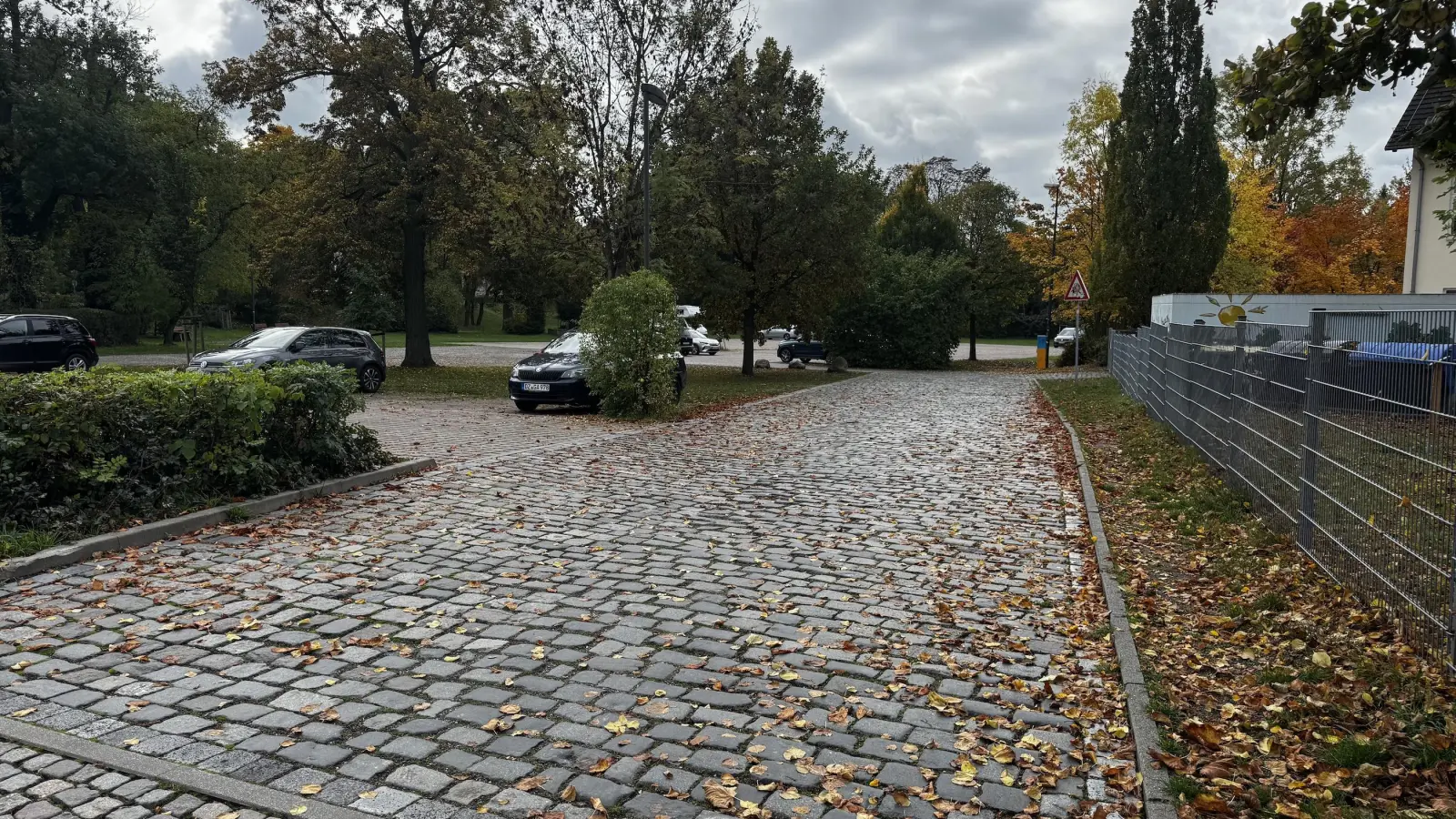 Die Zufahrt zum Parkplatz an der Festwiese soll ab Montag schmaler gestaltet werden. Ein Teil davon wird testweise als Fußweg abgesperrt, damit die Schüler der Grundschule Am Park sicherer zum hinteren Eingangstor gelangen. (Foto: Daniel Große)