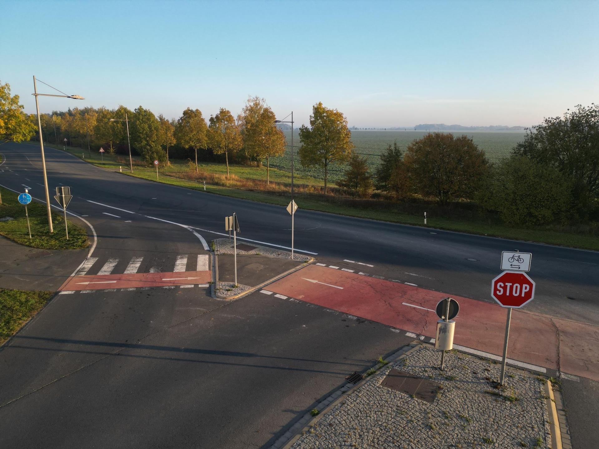 Von hier aus an der BMW-Allee soll die Zufahrt zum erweiterten Industriegebiet erfolgen. (Foto: Daniel Große)