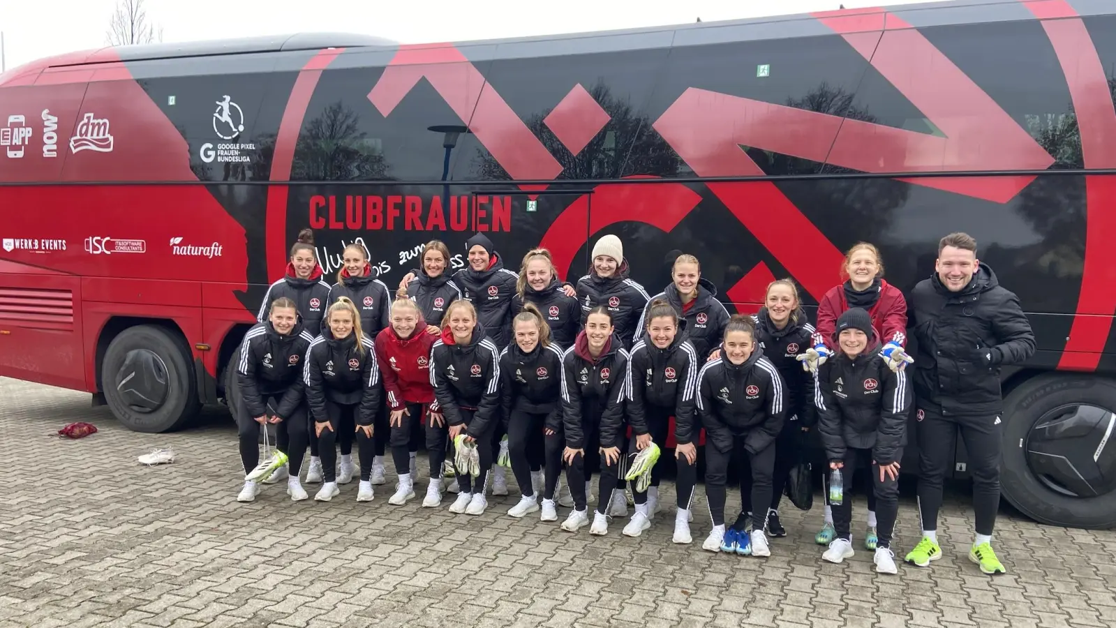Die Bundesliga-Damen vom 1. FC Nürnberg mit Trainer Thomas Oostendorp vor dem Mannschaftsbus auf dem Parkplatz der SG Taucha. (Foto: taucha-kompakt.de)