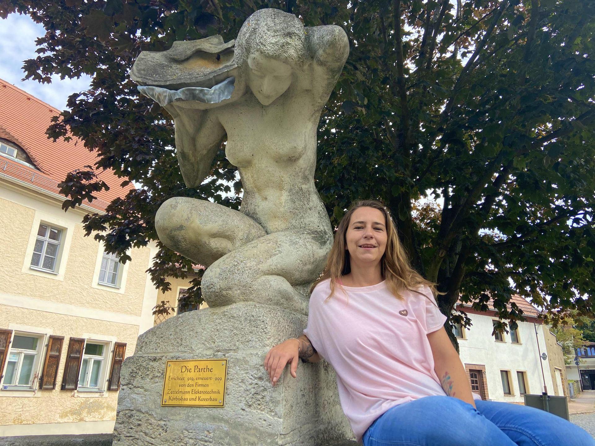 Anita Müller und ihr steinernes Vorbild “Die Parthe” (Foto: taucha-kompakt.de)