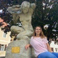 Anita Müller und ihr steinernes Vorbild “Die Parthe” (Foto: taucha-kompakt.de)