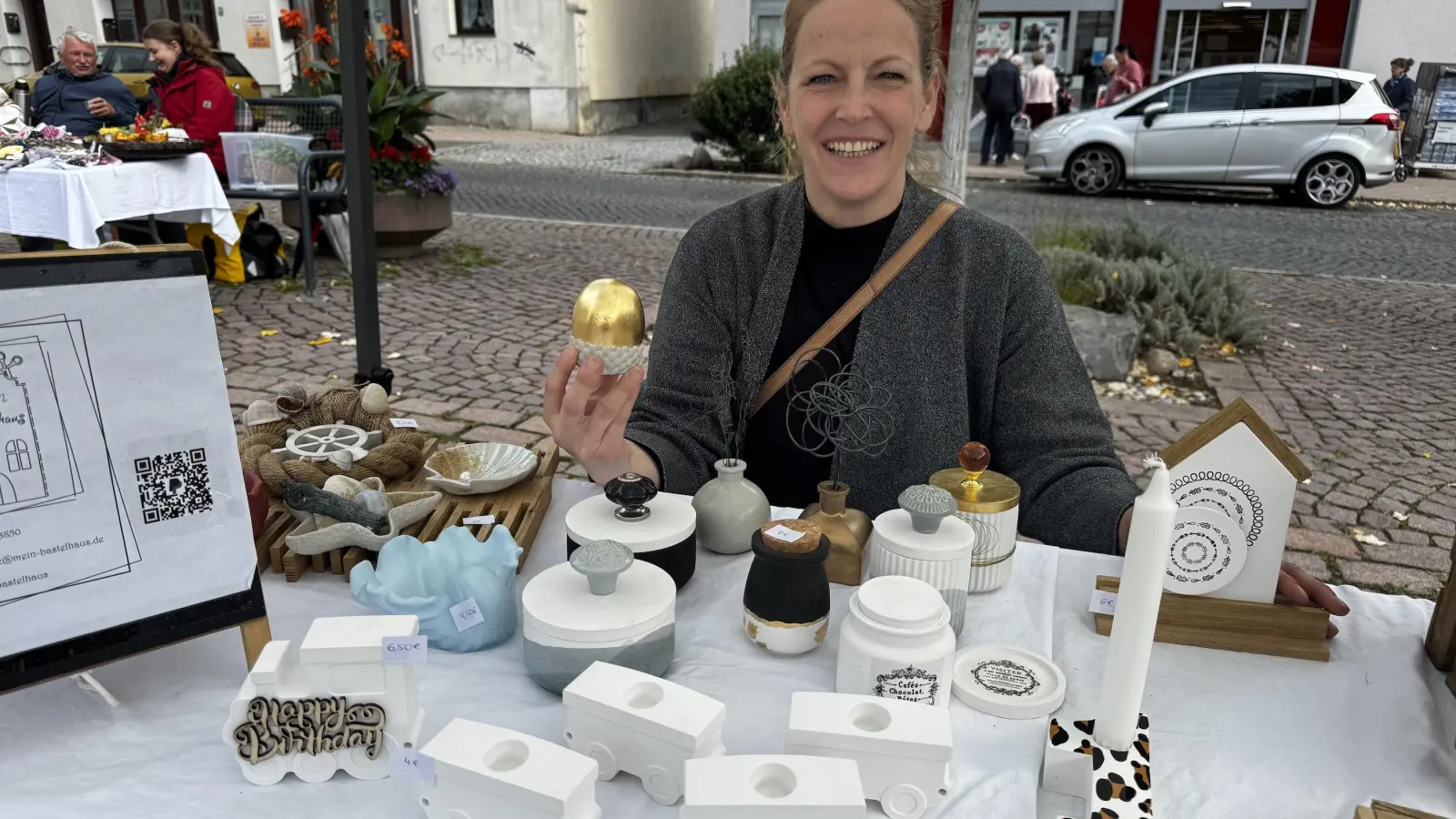 Geraldine Remane fertigt Deko-Artikel aus Bodenausgleichsmasse. (Foto: Daniel Große)