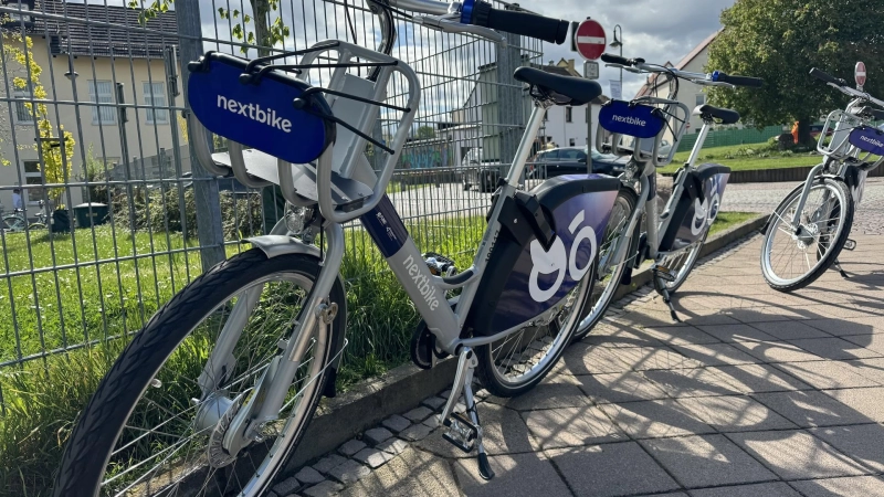 Drei Nextbikes stehen an der Grundschule Am Park auf dem Fußweg. (Foto: Daniel Große)