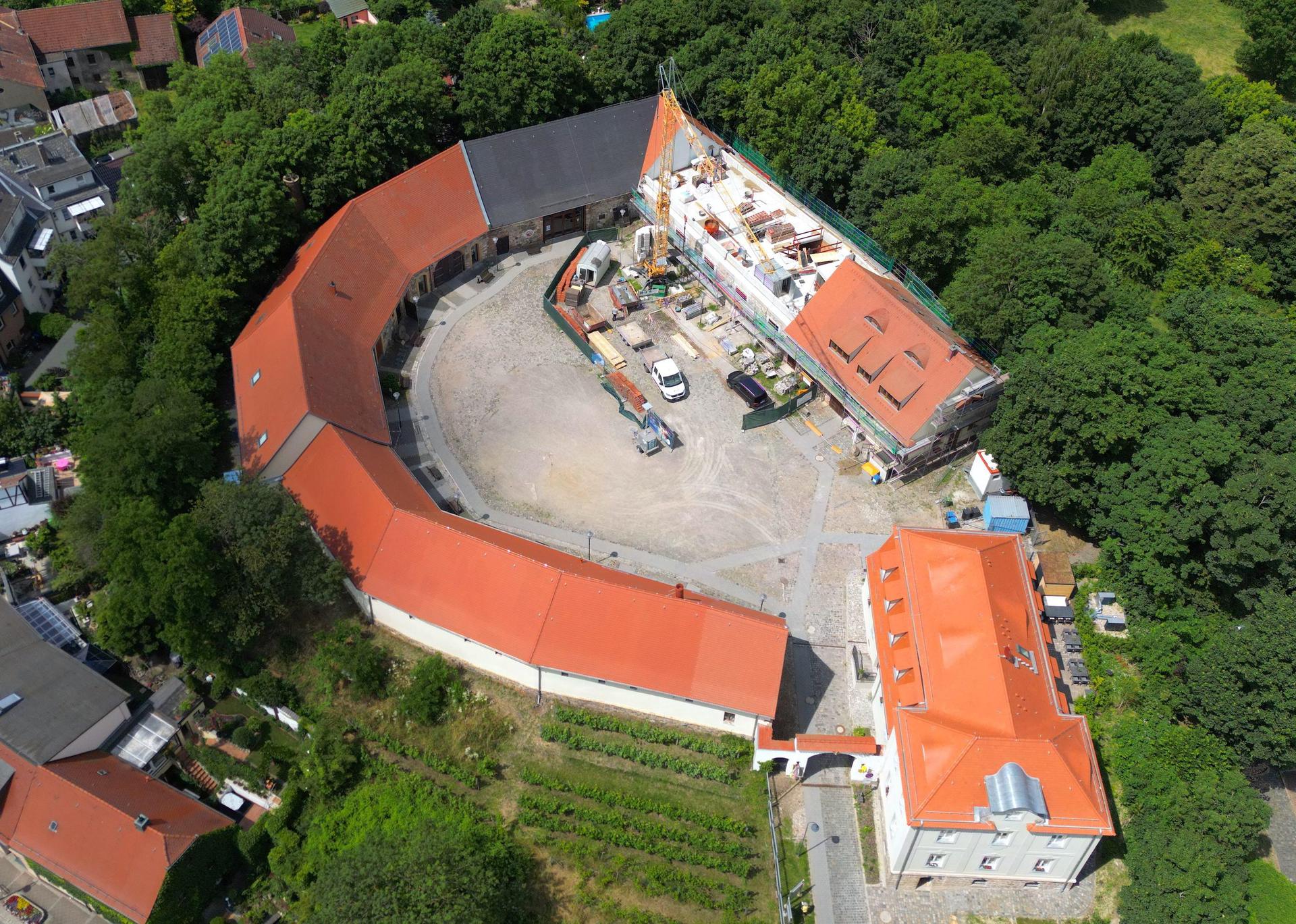 Trotz <a href="https://www.taucha-kompakt.de/haus-9-auf-schloss-taucha-dach-und-waende-weichen-einer-haus-in-haus-loesung/cnt-id-ps-be8cf7fd-5673-45eb-a81b-2da6a5550bc5">Bauarbeiten am Haus 9</a> wird in Kürze am Schloss Taucha groß gefeiert. (Foto: Daniel Große)