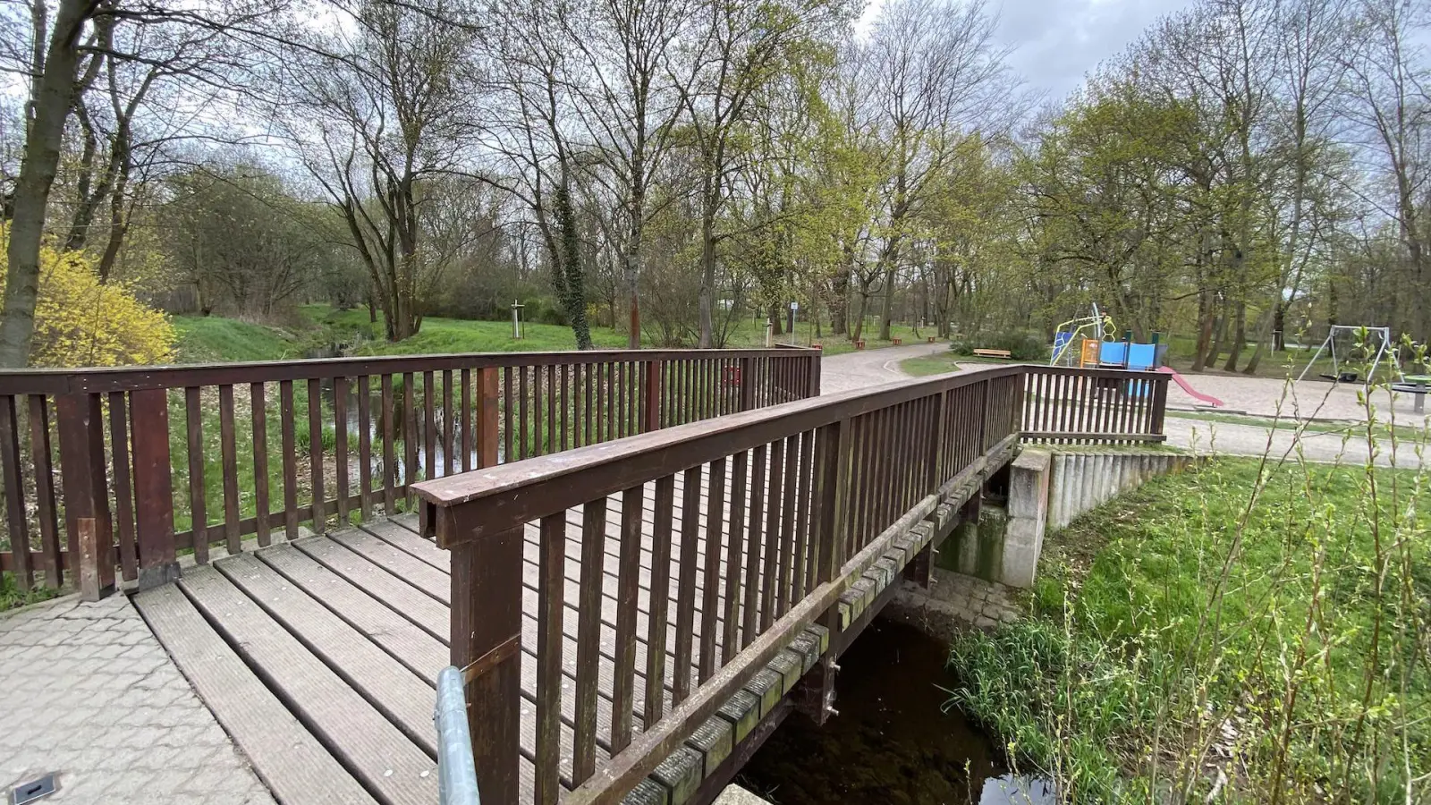 Die Brücke, die zum Spielplatz im Park führt, muss nächste Woche kurzzeitig gesperrt werden. (Foto: taucha-kompakt.de)