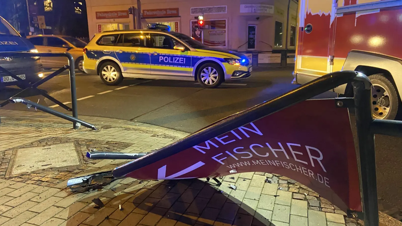 Heftiger Unfall an der Kreuzung: VW-Bus landet in Grundstück (Foto: taucha-kompakt.de)