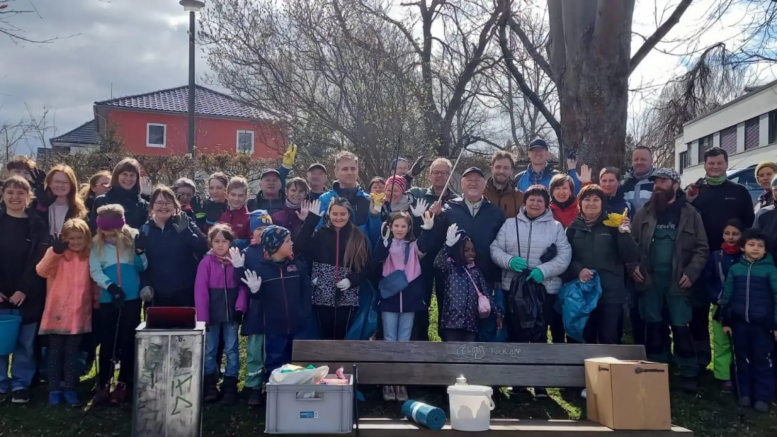 Frühjahrsputz 2023: Über 50 Helferinnen und Helfer packen tatkräftig an (Foto: taucha-kompakt.de)