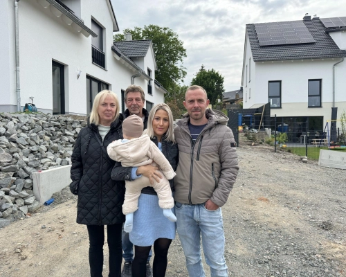 Familie Forth vor den bislang fünf Häusern an der Cradefelder Straße. (Foto: Daniel Große)