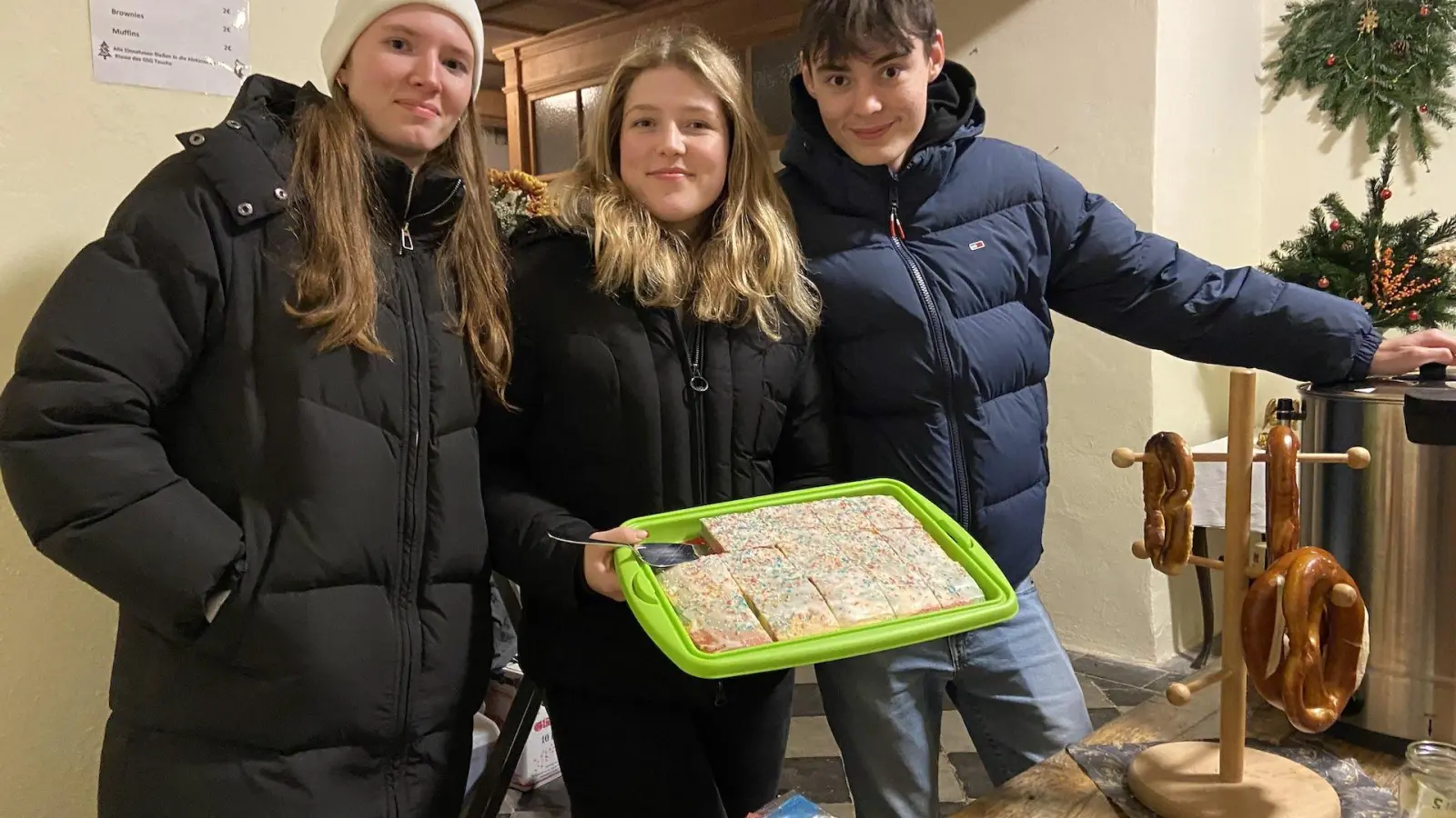 Theresa, Leni und Tommy aus der Klassenstufe 12 sorgten mit Witz und guter Laune beim Verkaufen von Glühwein, Punsch, Brezeln, Plätzchen und Kuchen dafür, dass die Kasse für den Abiball im kommenden Jahr gefüllt ist. (Foto: taucha-kompakt.de)