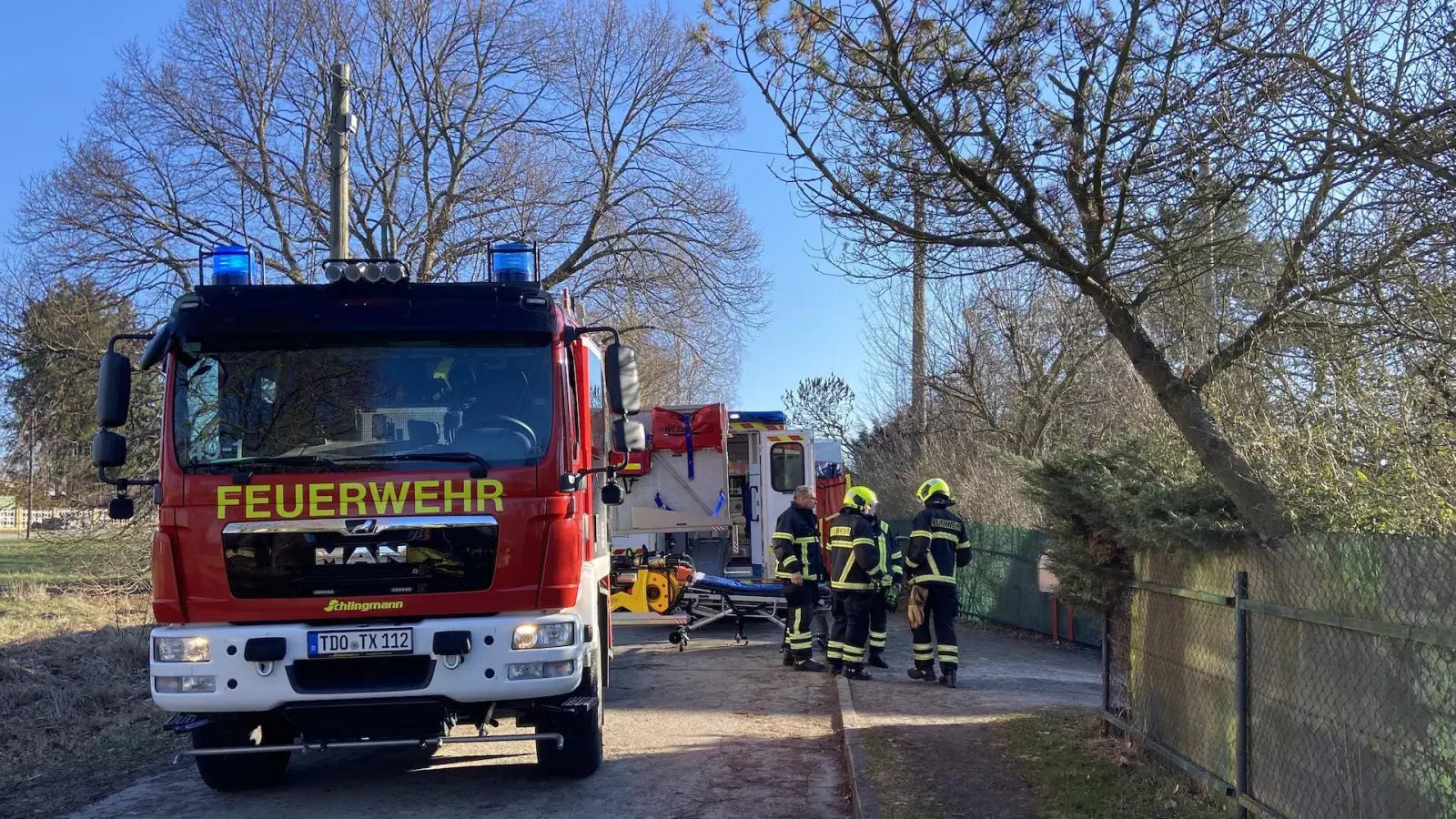 Unter Auto eingeklemmt: Freiwillige Feuerwehr Taucha befreit Mann (Foto: taucha-kompakt.de)
